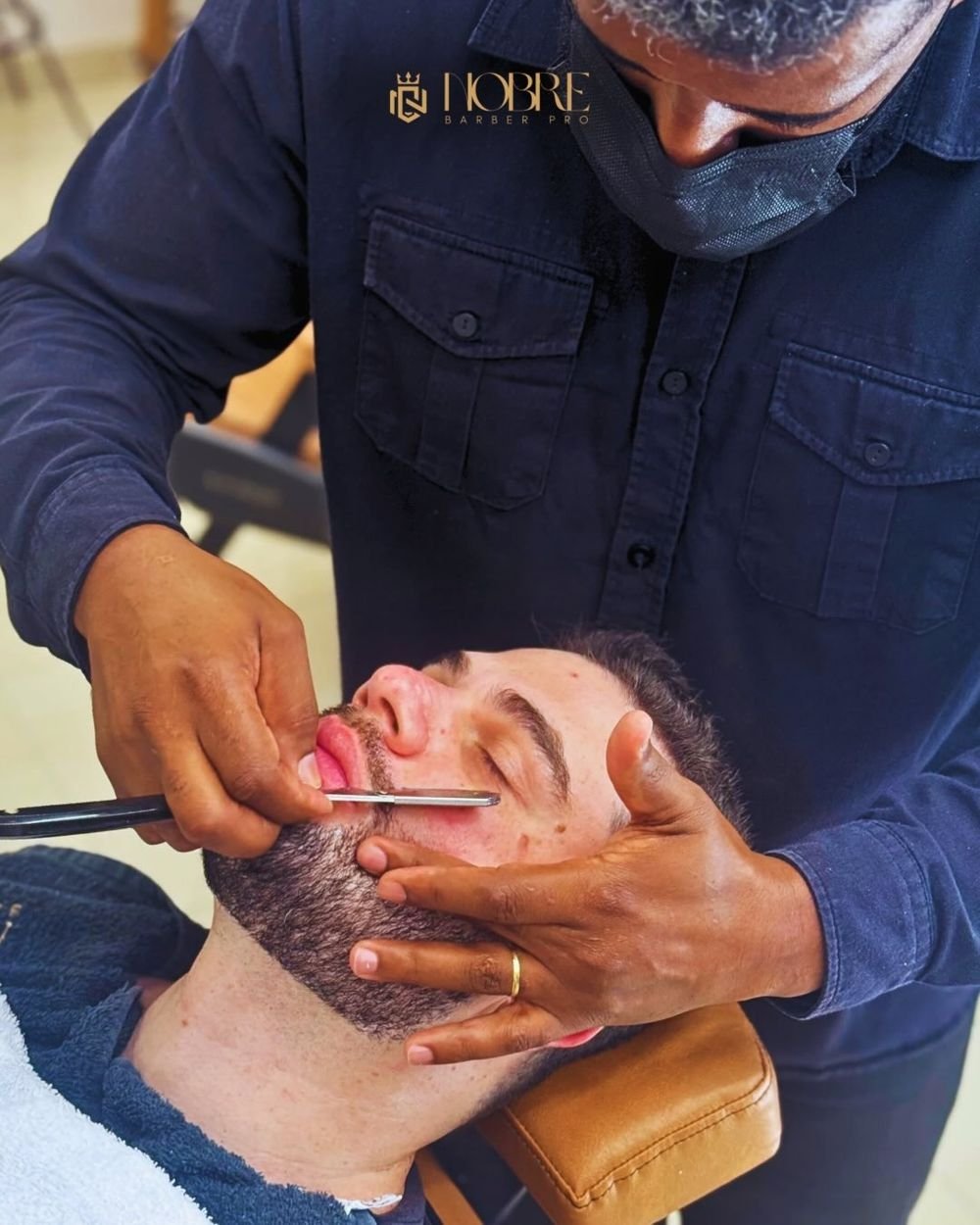 Barba feita na navalha